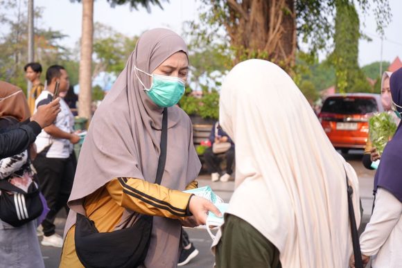 Redam Dampak Asap, PKK Banjarbaru Bagikan Masker Gratis