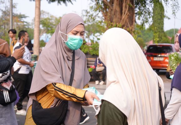 Redam Dampak Asap, PKK Banjarbaru Bagikan Masker Gratis