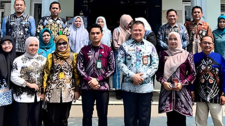 Desain Tanpa Judul (1) Inovasi Guntung Paikat Curi Perhatian Kemendagri, Sampah Plastik Jadi Bantuan Sosial