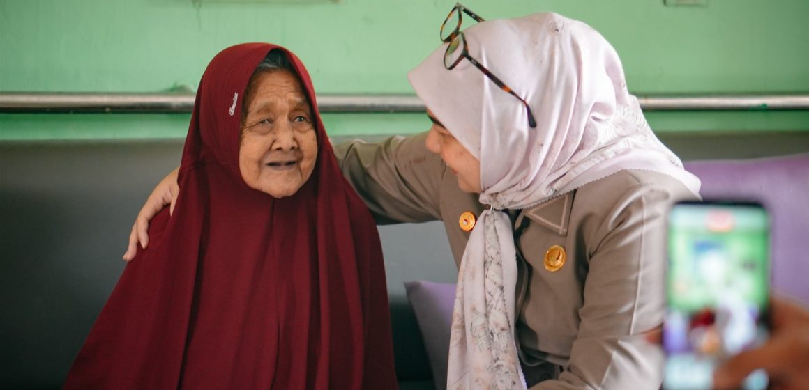Lisa Halaby Serahkan Bantuan Busana Muslim di Panti Budi Sejahtera
