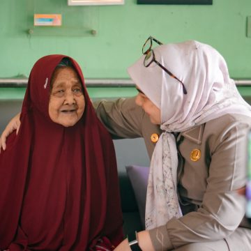 Lisa Halaby Serahkan Bantuan Busana Muslim di Panti Budi Sejahtera