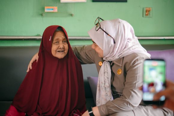 Lisa Halaby Serahkan Bantuan Busana Muslim di Panti Budi Sejahtera