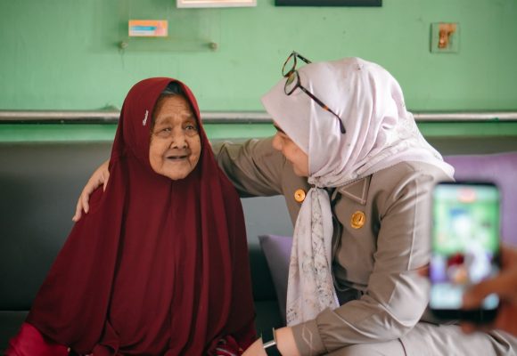 Lisa Halaby Serahkan Bantuan Busana Muslim di Panti Budi Sejahtera