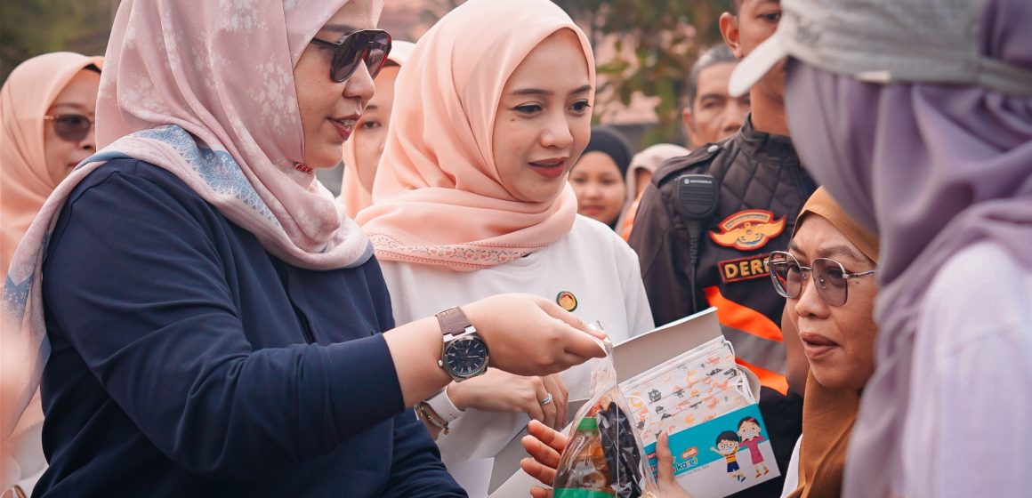 Karhutla Belum Tuntas, Wali Kota Lisa Bersama DWP Banjarbaru Turun Berbagi Sembako dan Masker.