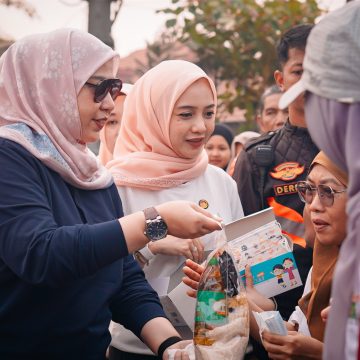 Karhutla Belum Tuntas, Wali Kota Lisa Bersama DWP Banjarbaru Turun Berbagi Sembako dan Masker.