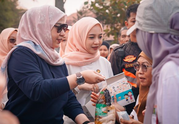 Karhutla Belum Tuntas, Wali Kota Lisa Bersama DWP Banjarbaru Turun Berbagi Sembako dan Masker.
